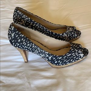 Peep toe Sam & Libby blue & white heals